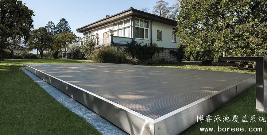 安装在室外泳池上的平移泳池盖